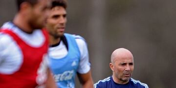 Argentina's football team coach Jorge Sampaoli (R) commands a training session in Ezeiza, Buenos Aires on August 28, 2017 ahead of their 2018 FIFA World Cup Russia South American qualifier football match against Uruguay to be held in Montevideo on August 31\u002E / AFP PHOTO / ALEJANDRO PAGNI
