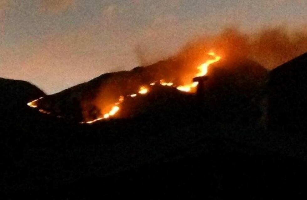 Dotaciones de Bomberos combaten un incendio en Los Cocos