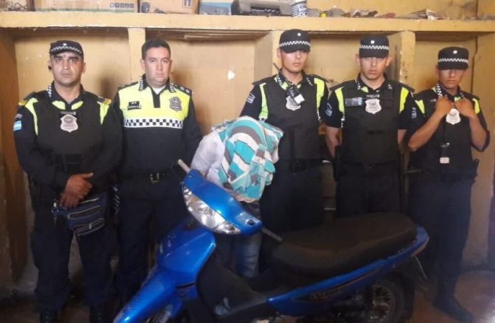 Detienen a un hombre que se cayó de la moto en Barrio Sur tras robar un celular
