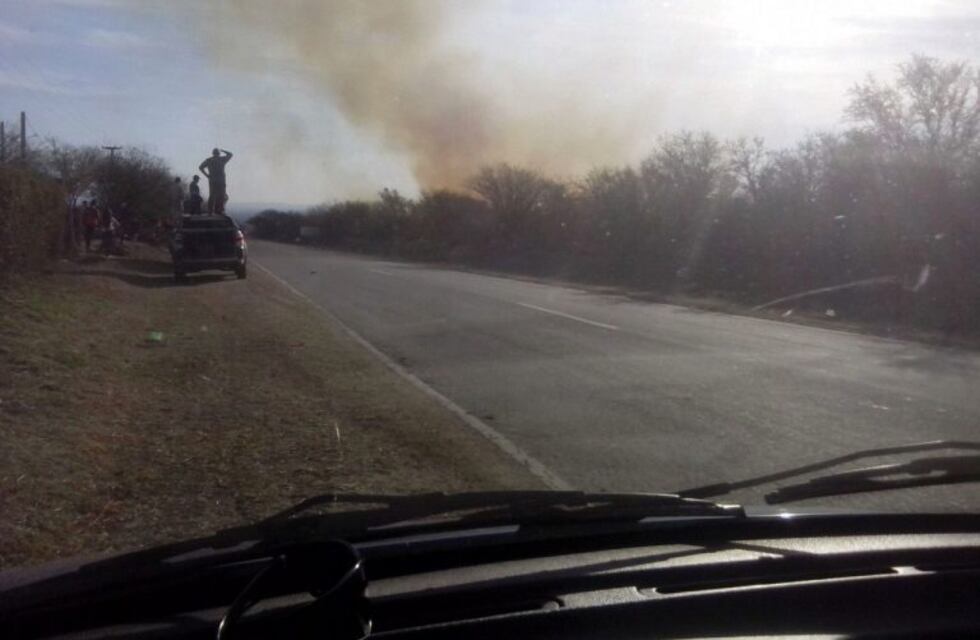 Varios focos de incendio y el fuerte viento tienen a maltraer a los bomberos