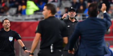 El fuerte cruce de Antonio Mohamed y Jürgen Klopp en pleno partido del Mundial de Clubes\u002E (AFP)
