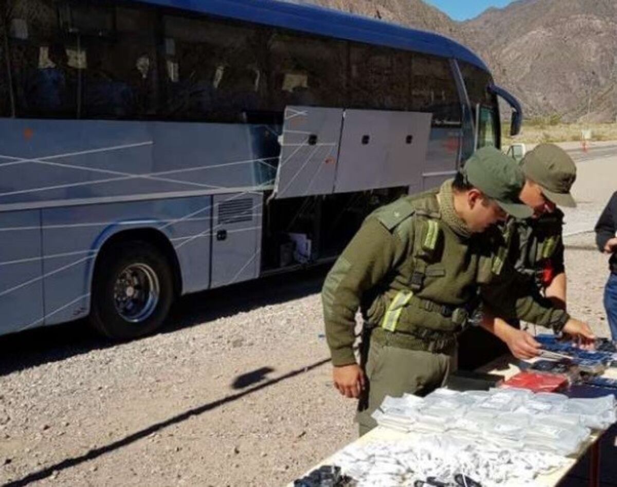 Momento en que Gendarmería Nacional efectúa el operativo en los distintos sectores de un colectivo donde encontraron los 150 teléfonos celulares\u002E