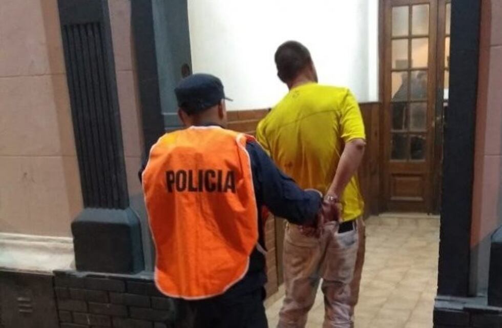 Lo sorprendió robando en su casa, y le dio una paliza