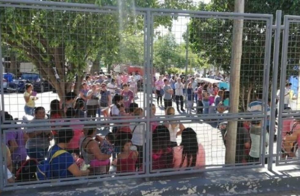 Se vivieron momentos de tensión por el reclamos de organizaciones sociales frente a un supermercado