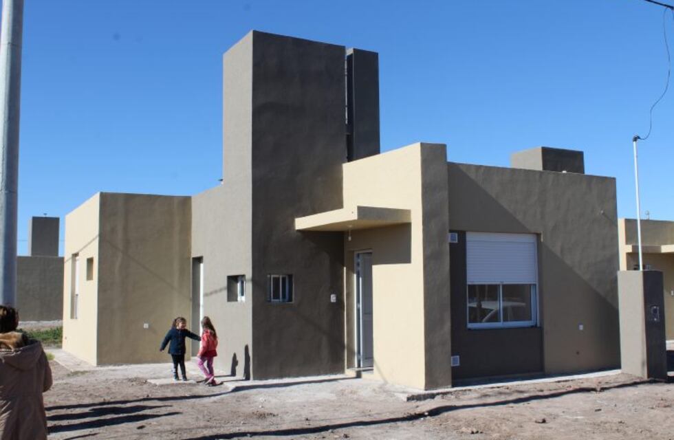 PROMUVI: entrega de tres viviendas