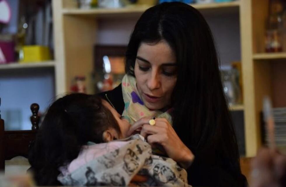 Tenía dos meses de vida, la abandonaron con hidranencefalia y la adoptó su enfermera