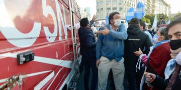 Manifestantes atacaron el camión de exteriores del canal C5N (Fotos: Clarín)