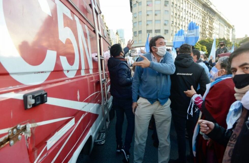 Banderazo contra el Gobierno: atacaron a un equipo de C5N en el Obelisco