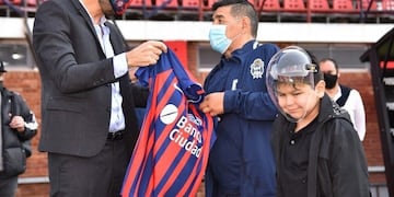 En la previa, Marcelo Tinelli le entregó una camiseta de San Lorenzo (Prensa CASLA)
