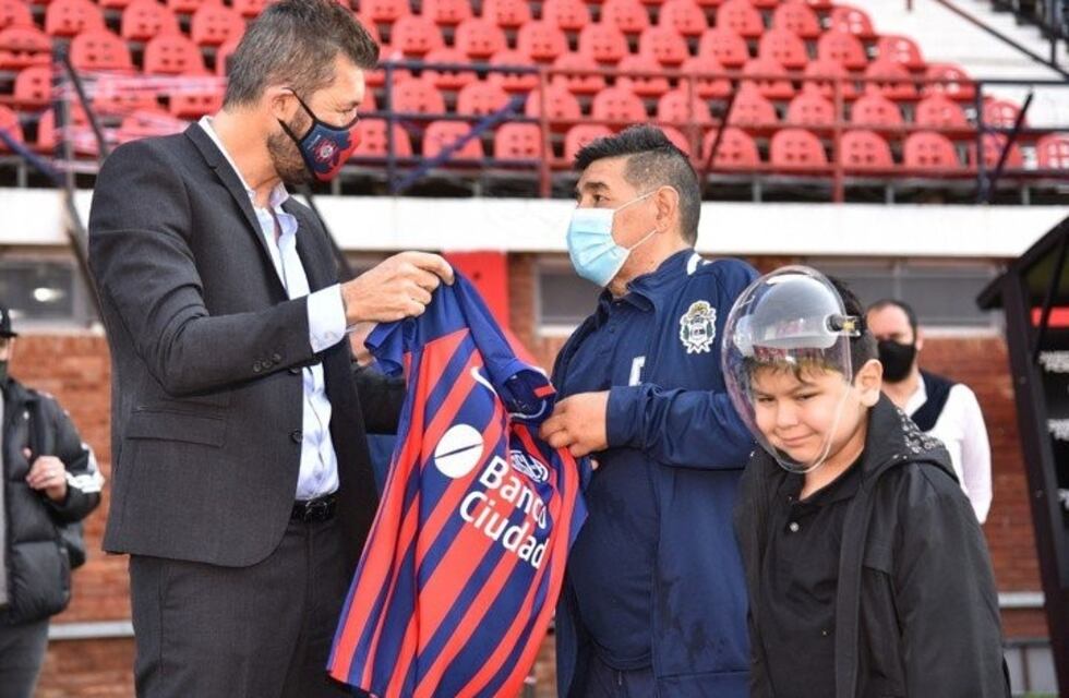 Con una máscara de "astronauta", Maradona fue el protagonista del amistoso entre San Lorenzo y Gimnasia