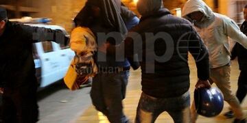 En el procedimiento hallaron 16 kilos de marihuana, 70 gramos de cocaína, 900 gramos de anfetaminas y elementos de corte y fraccionamiento