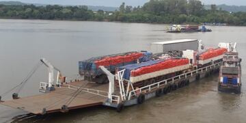 Balsas cruzando el río Uruguay entre Argentina y Brasil\u002E Ahora el paso está clausurado\u002E (Fotos Sergio Gabriel)