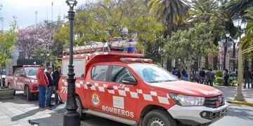 La unidad de transporte de rápida intervención y el vehículo para el traslado del personal, poco antes de continuar viaje desde Tarija a Jujuy\u002E