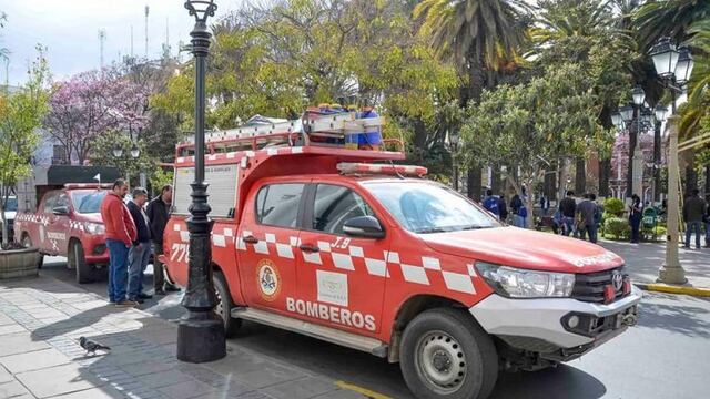 La unidad de transporte de rápida intervención y el  vehículo para el traslado del personal, poco antes de continuar viaje desde Tarija a Jujuy\u002E