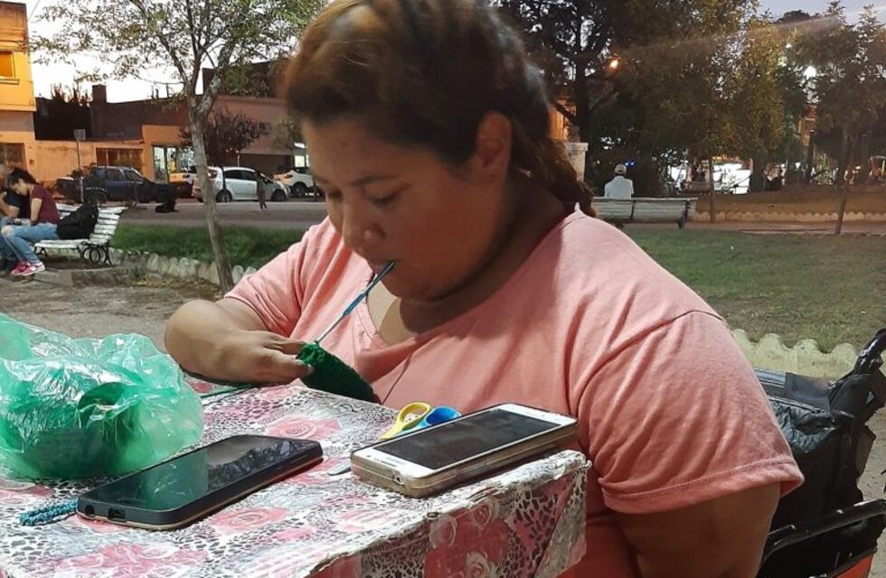 Le negaron la pensión a una puntaltense que teje con la boca