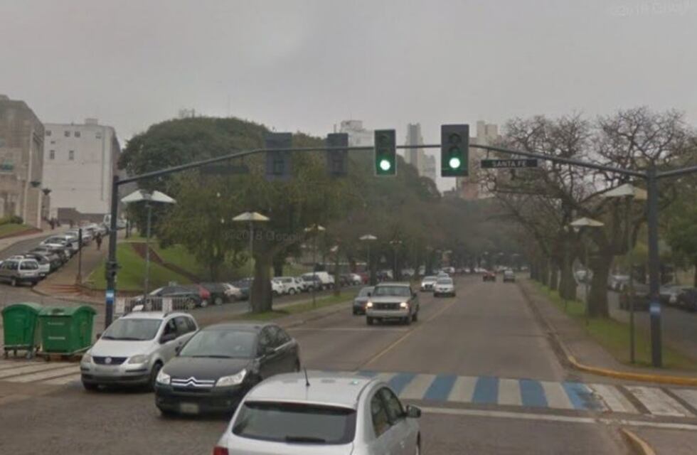 Una joven se encuentra grave tras ser chocada por una moto frente al Monumento a la Bandera