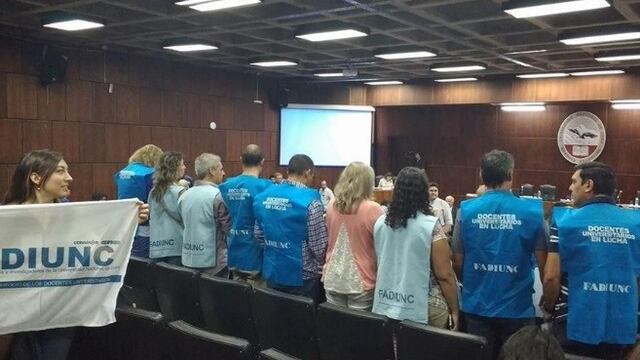 Continu00faa el reclamo salarial, piden aumento del 35%, aplicaciu00f3n plena del Convenio Colectivo de Trabajo y el aumento del presupuesto educativo.