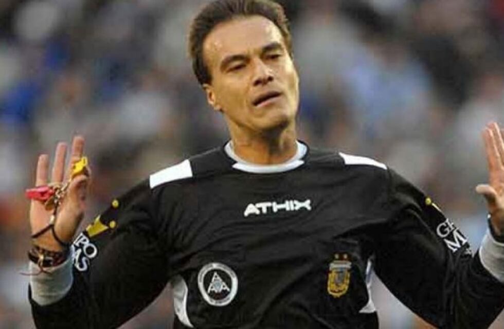 Un hincha de Huracán insultó a Gabriel Brazenas en un bar de Rusia