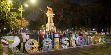 Las letras fueron intervenidas por la artistas Beatriz Morilla\u002E (Prensa Municipalidad de Resistencia)