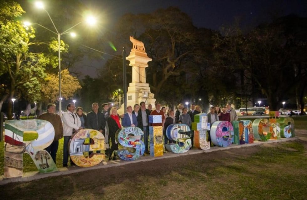 Capitanich inauguró las letras Resistencia en la plaza 25 de Mayo