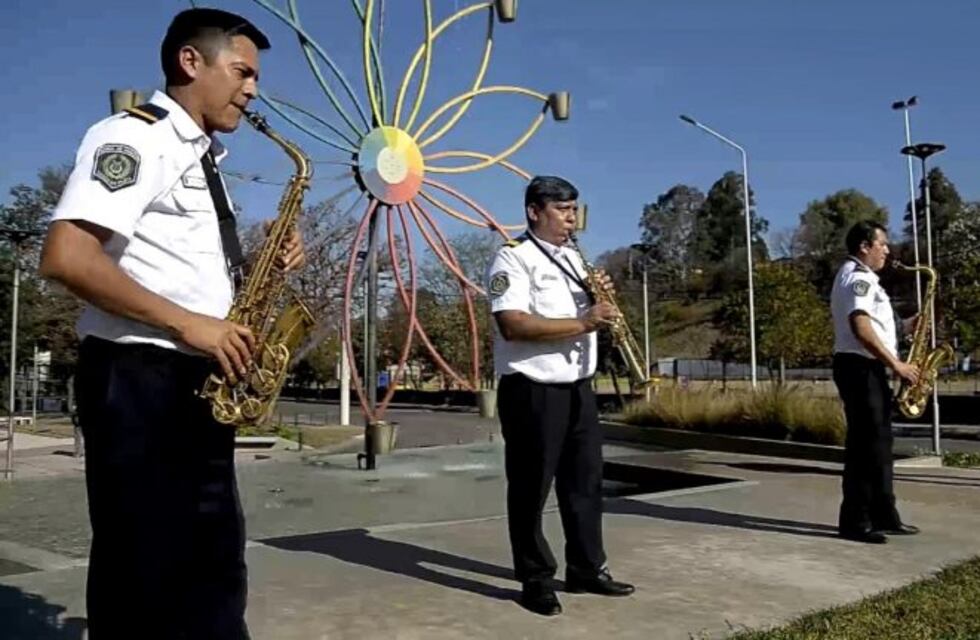 Con estupenda versión de "Tusa", la Banda de Música de la Policía saludó a estudiantes