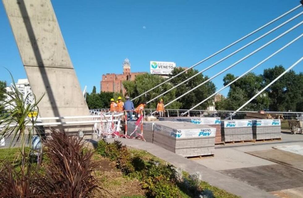 Están colocando adoquines en el nuevo puente peatonal de Carlos Paz