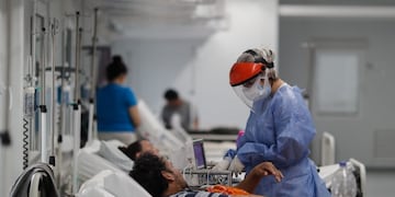 AME2317\u002E BUENOS AIRES (ARGENTINA), 03/09/2020\u002E- Personal médico realiza controles de pacientes con COVID-19 en una unidad de terapia intensiva hoy en un hospital de la provincia de Buenos Aires (Argentina)\u002E\u002E EFE/JUAN IGNACIO RONCORONI   CASOS DEL DIA TERAPIA INTENSIVA  CORONAVIRUS