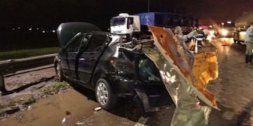 El Peugeot quedó destruido tras chocar con la parte trasera de un camión sobre la autopista Rosario-Santa Fe a la altura de San Lorenzo\u002E (Info Más)