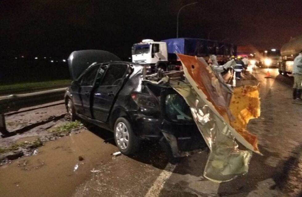 Un conductor en grave estado tras chocar de atrás un camión en la autopista a Santa Fe