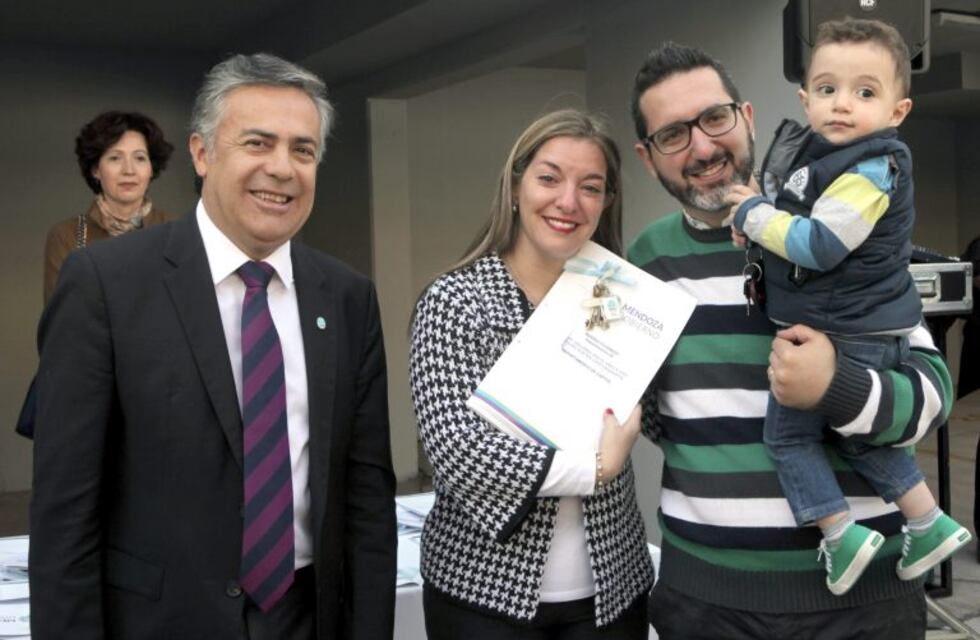 Cornejo prometió más de 1000 viviendas para Mendoza