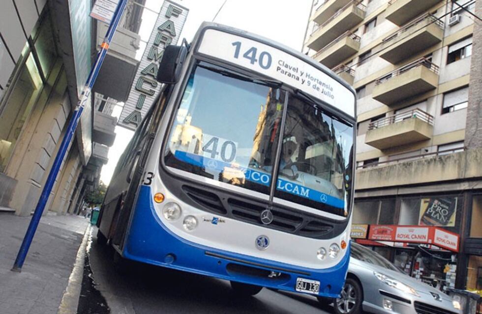 Hirieron de un botellazo al chofer de un interno de la línea 140