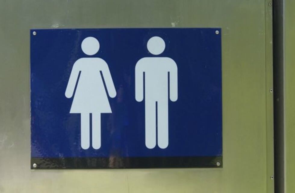 Abren la posibilidad de que haya baños unisex en sitios de acceso público en la Ciudad