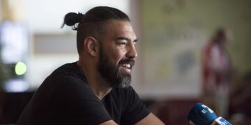 GRA043\u002E VITORIA, 07/05/2017\u002E- El exjugador de la NBA y del Baskonia, el argentino Luis Scola, que hoy recibe un homenaje del club vitoriano, durante una entrevista con Efe en la que analiza los principales hitos de su carrera\u002E EFE/Adrián Ruiz de Hierro vitoria españa luis scola basquet basquetbolistas basquet basquetbolistas