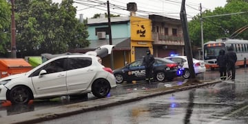 El Peugeot 308 quedó detenido sobre la mano de Mendoza que va hacia el este\u002E (@cior_rosario)