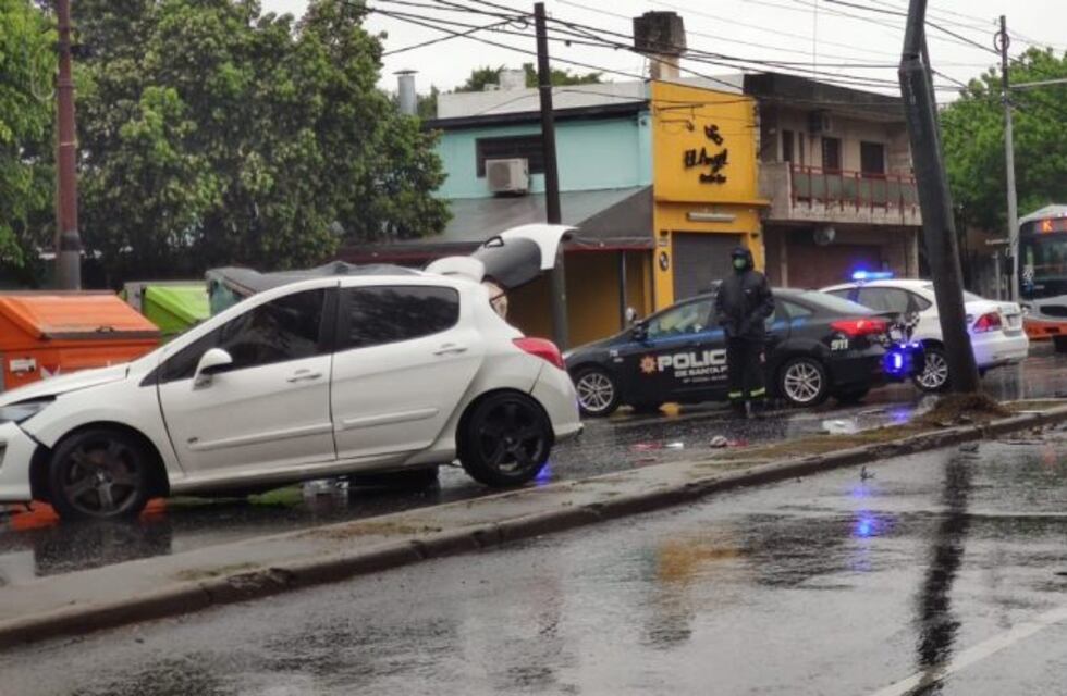 Una joven falleció tras choque de un auto bajo la lluvia en la zona oeste