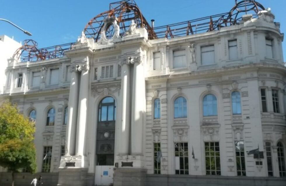 Trabajan en la cúpula del Banco Nación: Estomba cerrada