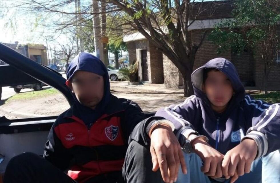 Tres jóvenes fueron detenidos en un control vehicular con una ametralladora
