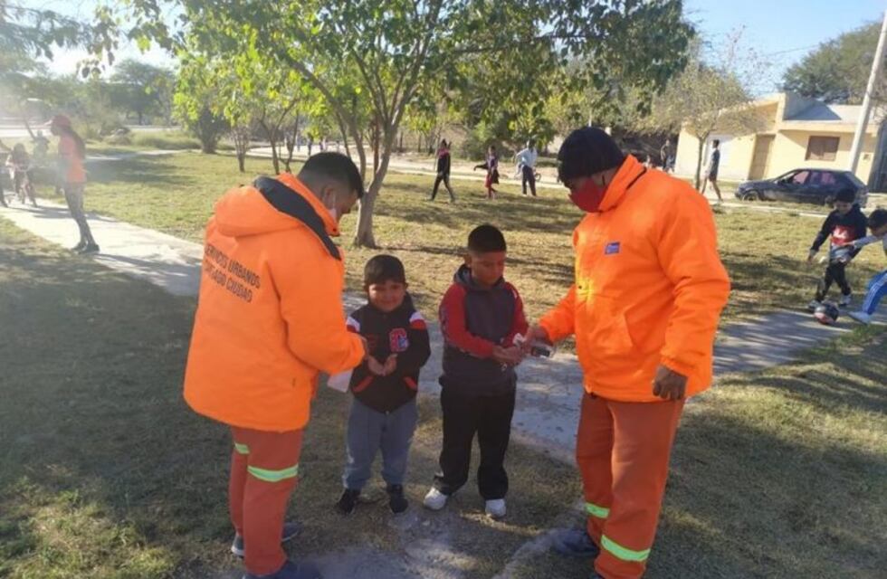 Municipales santiagueños colaboraron en las caminatas de niños y adultos mayores