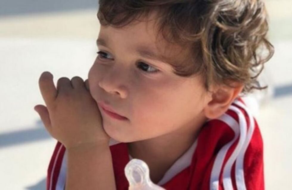 El divertido video de Mateo Messi cantando un tema de su banda favorita en la pileta
