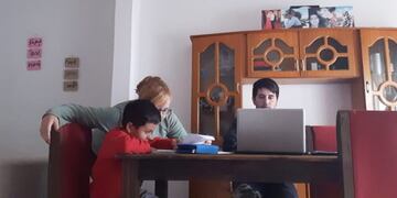 Rodrigo junto a su familia, Mélanie y Yusei\u002E