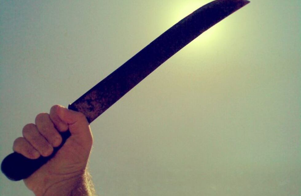 Atacaron a machetazos a un policía para robarle