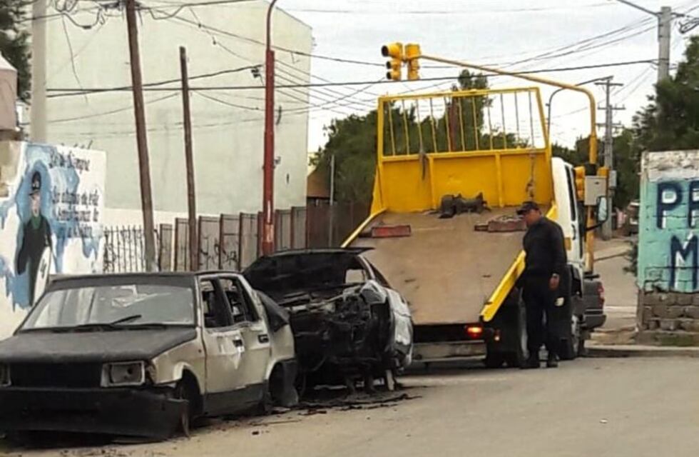 Retiran vehículos abandonados de la vía pública
