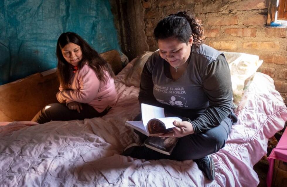 Vive en la extrema pobreza pero Lucía no pierde el sueño de ser escritora