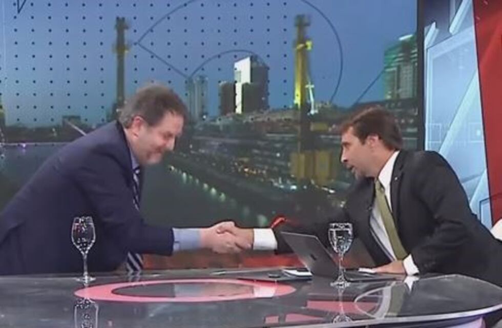 Un invitado del programa de Feinmann se cayó y protagonizó un terrible blooper