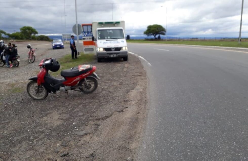 Un motociclista sufrió lesiones leves tras un accidente en el cruce de Altos Fierros