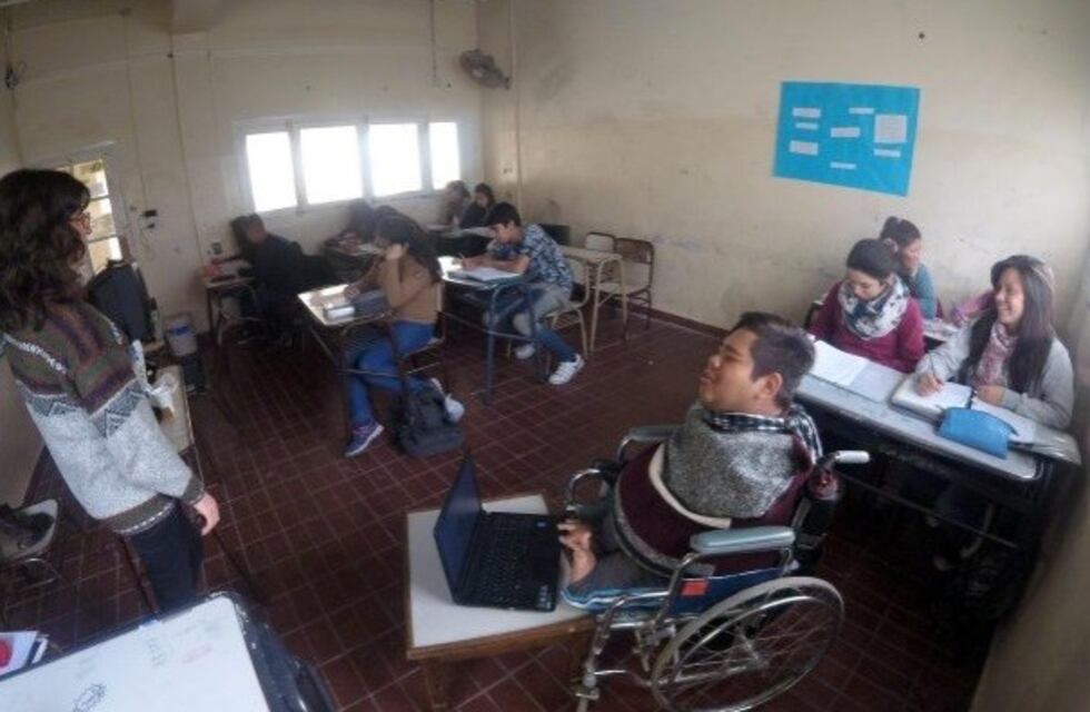 Cristian nació sin los pies ni manos, y quiere ser abogado