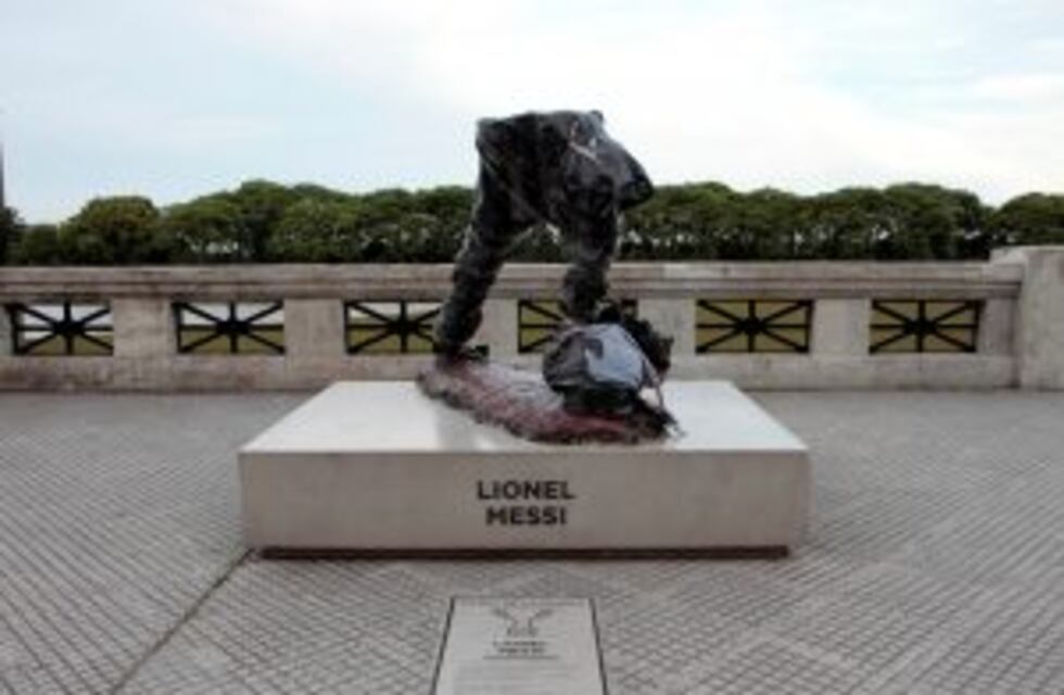 La estatua de Messi en el Paseo de la Gloria fue víctima de un acto vandálico