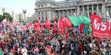 La izquierda marcha hoy desde el Congreso al Obelisco contra la OMC\u002E