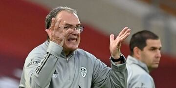 Leeds United's Argentinian head coach Marcelo Bielsa gestures on the touchline during the English Premier League football match between Liverpool and Leeds United at Anfield in Liverpool, north west England on September 12, 2020\u002E (Photo by Shaun Botterill / POOL / AFP) / RESTRICTED TO EDITORIAL USE\u002E No use with unauthorized audio, video, data, fixture lists, club/league logos or 'live' services\u002E Online in-match use limited to 120 images\u002E An additional 40 images may be used in extra time\u002E No video emulation\u002E Social media in-match use limited to 120 images\u002E An additional 40 images may be used in extra time\u002E No use in betting publications, games or single club/league/player publications\u002E /
