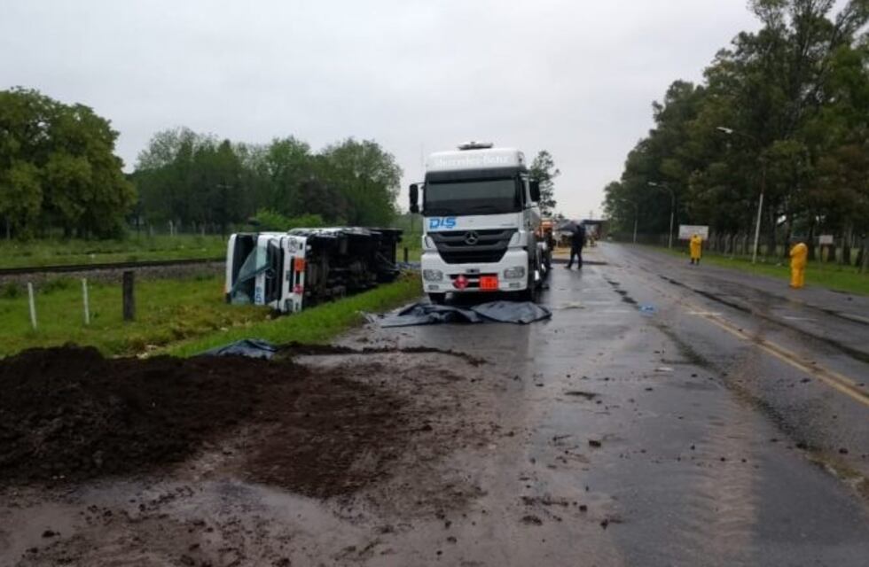 Camionero que volcó con combustible sobre la ruta 33 en Pérez estaba ebrio